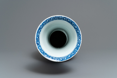 Un grand vase de forme yenyen en porcelaine de Chine bleu et blanc, Kangxi