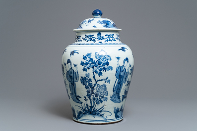 Een grote Chinese blauw-witte dekselvaas, Kangxi