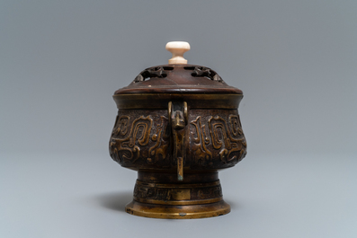 Un br&ucirc;le-parfum en bronze au couvercle en bois, marque de Xuande, Chine, 19&egrave;me