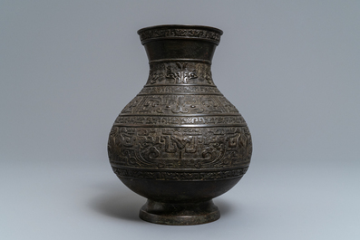 Een Chinese bronzen archa&iuml;sche 'hu' vaas, Ming