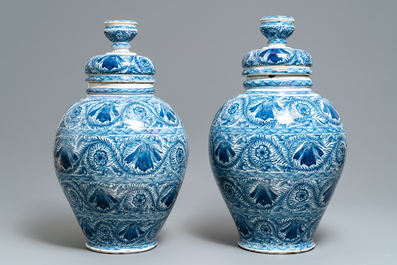 Une paire de grands vases couverts en fa&iuml;ence de Delft bleu et blanc, 18&egrave;me