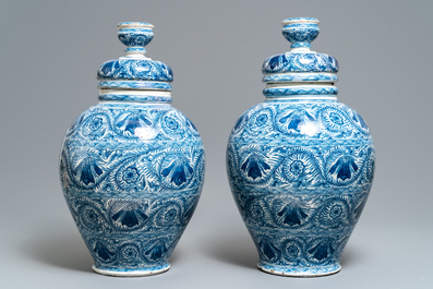 Une paire de grands vases couverts en fa&iuml;ence de Delft bleu et blanc, 18&egrave;me