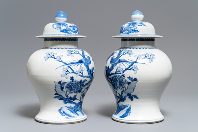 Deux paires de vases couverts en porcelaine de Chine bleu et blanc, marques de Kangxi et Chenghua, 19&egrave;me