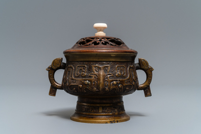 Een Chinese bronzen wierookbrander met houten deksel, Xuande merk, 19e eeuw