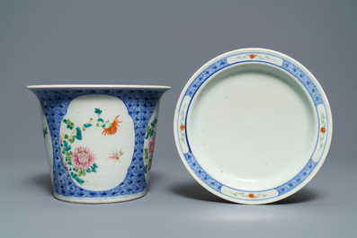 Une jardini&egrave;re sur sous-plat en porcelaine de Chine famille rose, marque de Guangxu, R&eacute;publique, 20&egrave;me