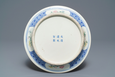 Une jardini&egrave;re sur sous-plat en porcelaine de Chine famille rose, marque de Guangxu, R&eacute;publique, 20&egrave;me