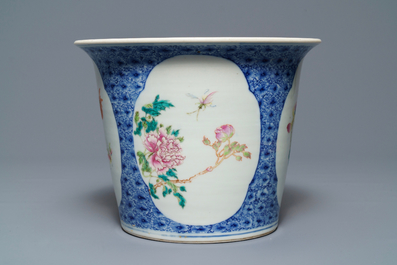 Une jardini&egrave;re sur sous-plat en porcelaine de Chine famille rose, marque de Guangxu, R&eacute;publique, 20&egrave;me