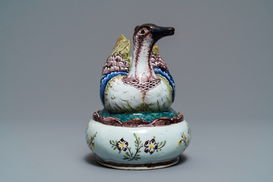 Un beurrier couvert en fa&iuml;ence polychrome de Delft en forme de pluvier, 18&egrave;me