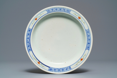 Une jardini&egrave;re sur sous-plat en porcelaine de Chine famille rose, marque de Guangxu, R&eacute;publique, 20&egrave;me