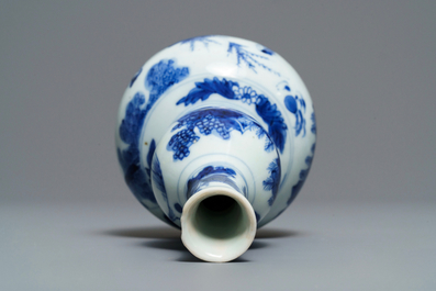 Een Chinese blauw-witte kalebasvaas met figuratief decor, Transitie periode