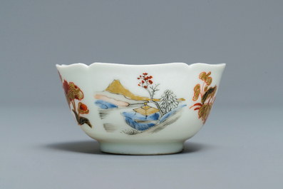 Une tasse et soucoupe en porcelaine de Chine coquille d'oeuf grisaille et dor&eacute;, Yongzheng