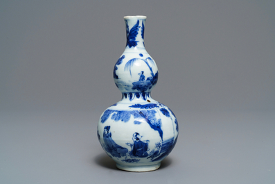 Un vase de forme double gourde en porcelaine de Chine bleu et blanc, &eacute;poque Transition