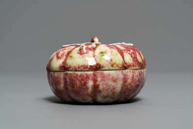 A Chinese peachbloom-glazed pumpkin box and cover, 18/19th C.