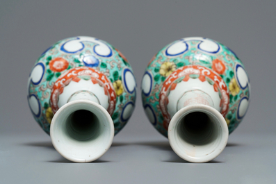 Une paire de vases de forme double gourde en porcelaine de Chine famille verte, Kangxi