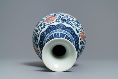 Un vase yuhuchunping en porcelaine de Chine bleu, blanc et rouge de cuivre, Qianlong