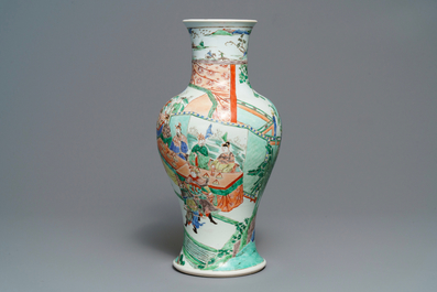 Un vase 'Hong Men Yan' en porcelaine de Chine famille verte, Kangxi