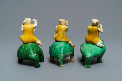 Trois groupes de Liu Hai sur le crapaud en biscuit &eacute;maill&eacute; vert, Kangxi