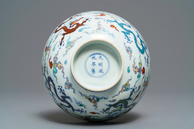 Un bol en porcelaine de Chine &agrave; d&eacute;cor de dragons, marque de Chenghua, Kangxi