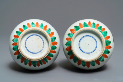 Une paire de vases de forme double gourde en porcelaine de Chine famille verte, Kangxi