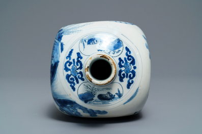 Een blauw-witte Delftse chinoiserie vaas en een schotel, eind 17e eeuw