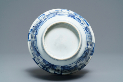 A Chinese blue and white kraak porcelain 'crow' cup, Wanli