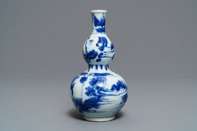 Een Chinese blauw-witte kalebasvaas met figuratief decor, Transitie periode