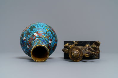 Un vase en &eacute;maux cloisonn&eacute;s et un groupe en bronze dor&eacute;, Chine, 18/19&egrave;me