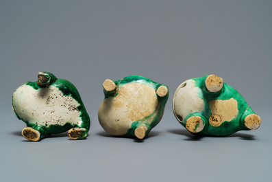 Trois groupes de Liu Hai sur le crapaud en biscuit &eacute;maill&eacute; vert, Kangxi