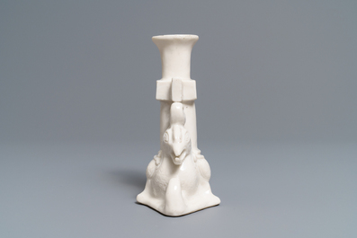 Un vase de style archa&iuml;que en porcelaine blanc de Chine de Dehua, Kangxi