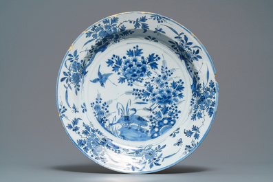 Een blauw-witte Delftse chinoiserie vaas en een schotel, eind 17e eeuw