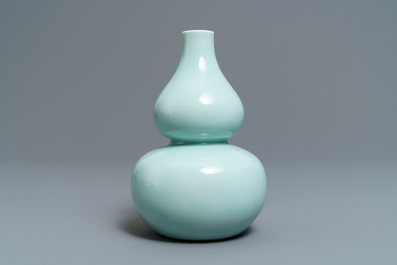 Een Chinese monochrome celadon kalebasvaas, Qianlong merk, 19e eeuw