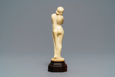 Une figure Art Deco d'une femme nue en ivoire sculpt&eacute;, 1&egrave;re moiti&eacute; du 20&egrave;me