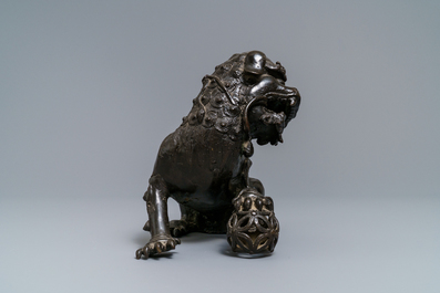 Un mod&egrave;le d'un lion bouddhiste en bronze, Chine, Ming