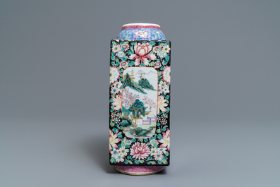 Un vase de forme cong en porcelaine de Chine famille rose, marque de Qianlong, R&eacute;publique, 20&egrave;me