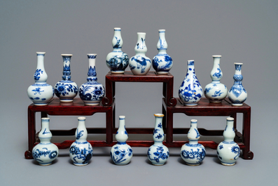 Vijftien Chinese blauw-witte miniatuur vaasjes, Kangxi