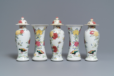 Une garniture de cinq vases en porcelaine de style famille rose, Samson, Paris, 19&egrave;me