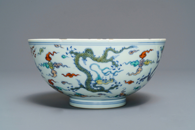 Un bol en porcelaine de Chine &agrave; d&eacute;cor de dragons, marque de Chenghua, Kangxi