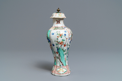 Un vase couvert en porcelaine de Chine famille verte, Kangxi