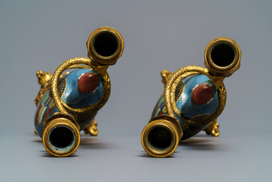 Une paire de grues en cloisonn&eacute; aux montures de candelabres en bronze dor&eacute;, Chine, 18/19&egrave;me