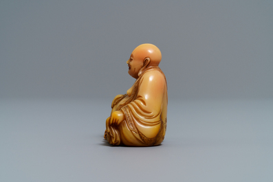 Une figure de Bouddha en pierre de Shoushan sign&eacute;e et avec inscription, Chine, 19&egrave;me