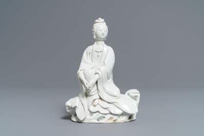 A Chinese Dehua blanc de Chine model of a seated Guanyin, 18/19th C.