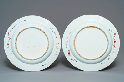 A pair of Chinese verte-Imari chargers, Kangxi/Yongzheng