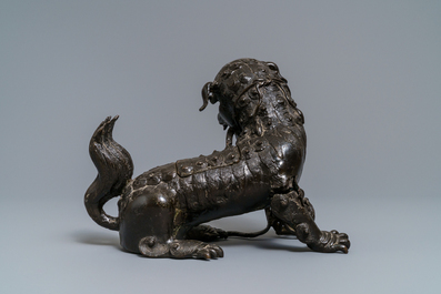 Un mod&egrave;le d'un lion bouddhiste en bronze, Chine, Ming