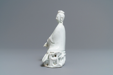 A Chinese Dehua blanc de Chine model of a seated Guanyin, 18/19th C.