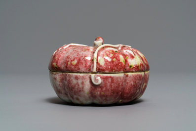 Een Chinese pompoenvormige dekseldoos met 'perzikbloesem' glazuur, 18/19e eeuw