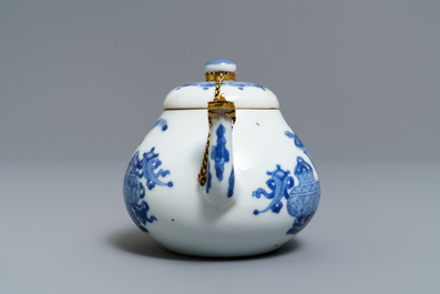 Een Chinese blauw-witte theepot met met verguld koperen montuur, Jiajing merk, Kangxi