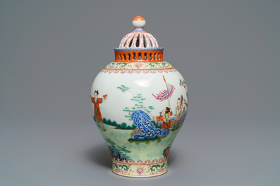 Un vase en porcelaine de Chine famille rose &agrave; d&eacute;cor de gar&ccedil;ons jouants, marque de Jiaqing, R&eacute;publique