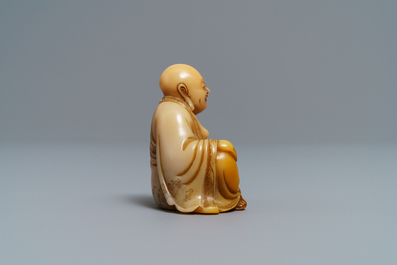 Une figure de Bouddha en pierre de Shoushan sign&eacute;e et avec inscription, Chine, 19&egrave;me