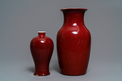 Deux vases en porcelaine de Chine monochrome sang de boeuf et flamb&eacute;, 18/19&egrave;me