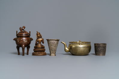 Een diverse collectie Chinees metaal, w.o. paktong, zilver en verguld brons, 17e eeuw en later